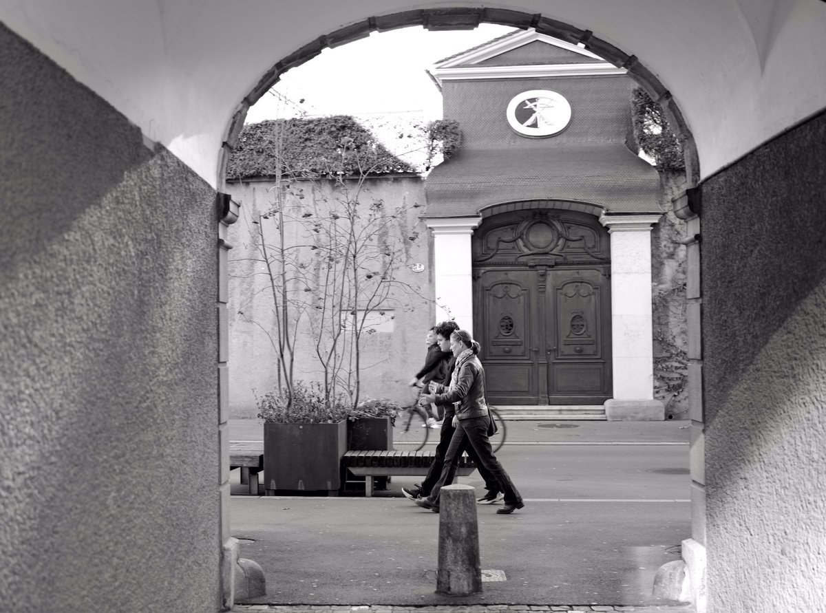 Montagsweisheit
Wahrnehmen, was ist und fragen, was möglich wird. 

Manchmal ist der erste Schritt ein ehrliches Wahrnehmen:
Wie ist es gerade wirklich – in mir, um mich, zwischen uns?
Wenn wir diesen Moment ehrlich anschauen, öffnet sich oft ganz leise die nächste Möglichkeit.