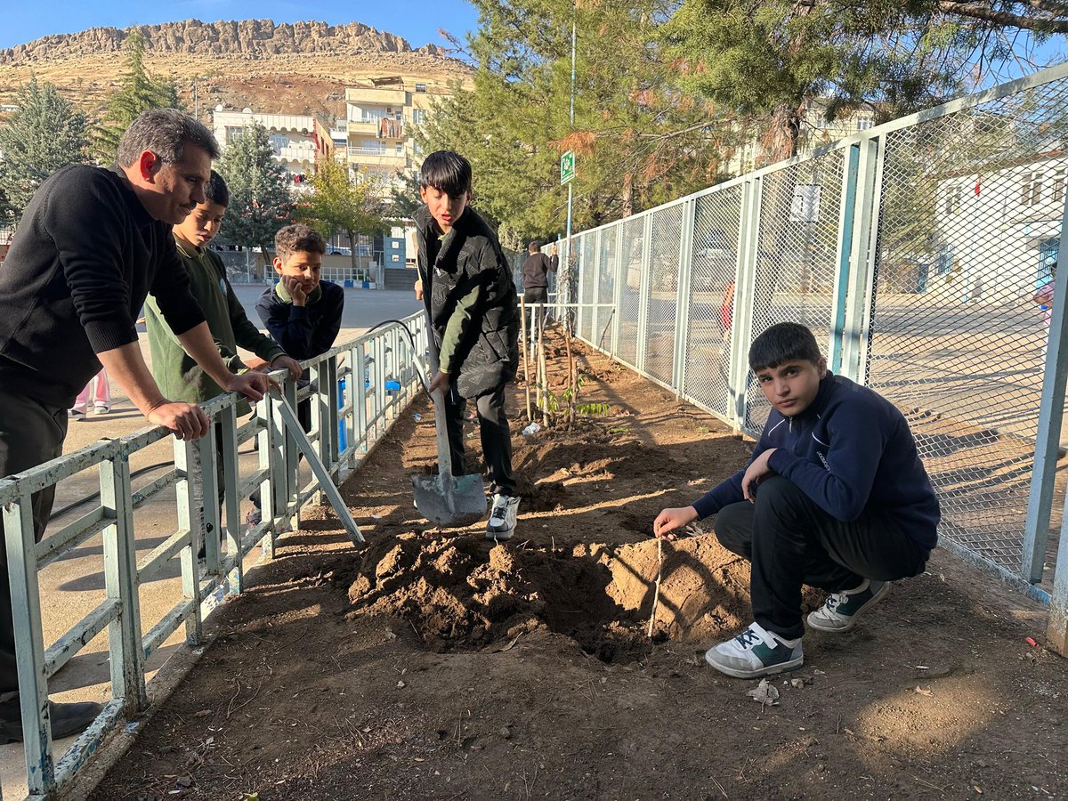 Doğaya ve geleceğe nefes olmak amacıyla okul bahçemizde fidan dikim etkinliği gerçekleştirildi. Bu anlamlı etkinlik için emek veren tüm paydaşlarımıza teşekkür ederiz.

<a href="/CermikMEM/">Çermik Milli Eğitim Müdürlüğü</a> 
<a href="/Diyarbakirmem/">Diyarbakır İl Millî Eğitim Müdürlüğü</a>