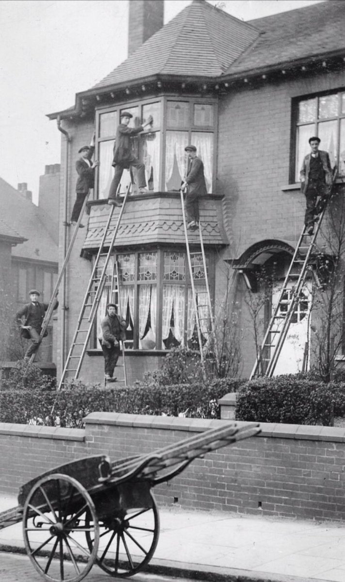 The_East_End's tweet photo. It seems far too grand a property for the East End, but I love this picture of window cleaners outside a London house - all it needs is @TheEastEndPoet with his little ukulele singing🎶 “When I’m cleaning windows” 🎶

#eastend #history #humour #windowcleaner https://t.co/5lsRz0jxEX