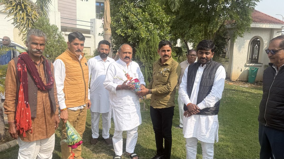 बूंदी जिला कांग्रेस कमेटी के नवनियुक्त अध्यक्ष महावीर जी मीणा ने आज पूरी टीम के साथ आज मेरे निवास पर आकर शिष्टाचार भेंट की । माल्यार्पण कर जिलाध्यक्ष जी का स्वागत किया और बधाई एवं शुभकामनाएं दीं ।

मुझे विश्वास है कि श्री मीणा के नेतृत्व में बूंदी जिले में कांग्रेस के काम को ताकत