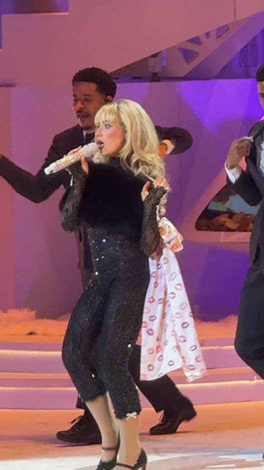 RevolvingSab's tweet image. the first Bow           vs      the last Bow