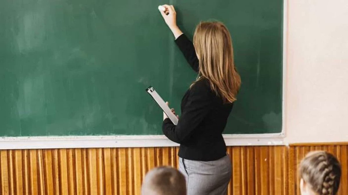 Atanan, atanmayan tüm öğretmenlerimizin öğretmenler gününü kutlarım. 
Atanmayan öğretmenlerimizin hemen bugün atanması, kayıtları silinenlerin Affı dahil tüm mağduriyeti olanlar için gazeteci arkadaşlarımdan katkı rica ediyorum. 
Çözüm basit; öğretmen alımlarını ya kısıtlayın ya