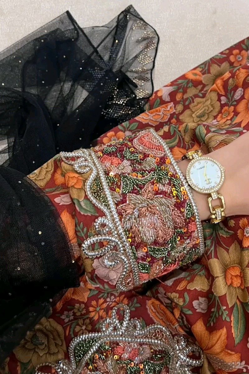 مازلتُ أحبُّ الذين أحببتُهم ..
رغم أنّي أقطعُ الشارعَ لـ تجنّبهم ..!!✨✨