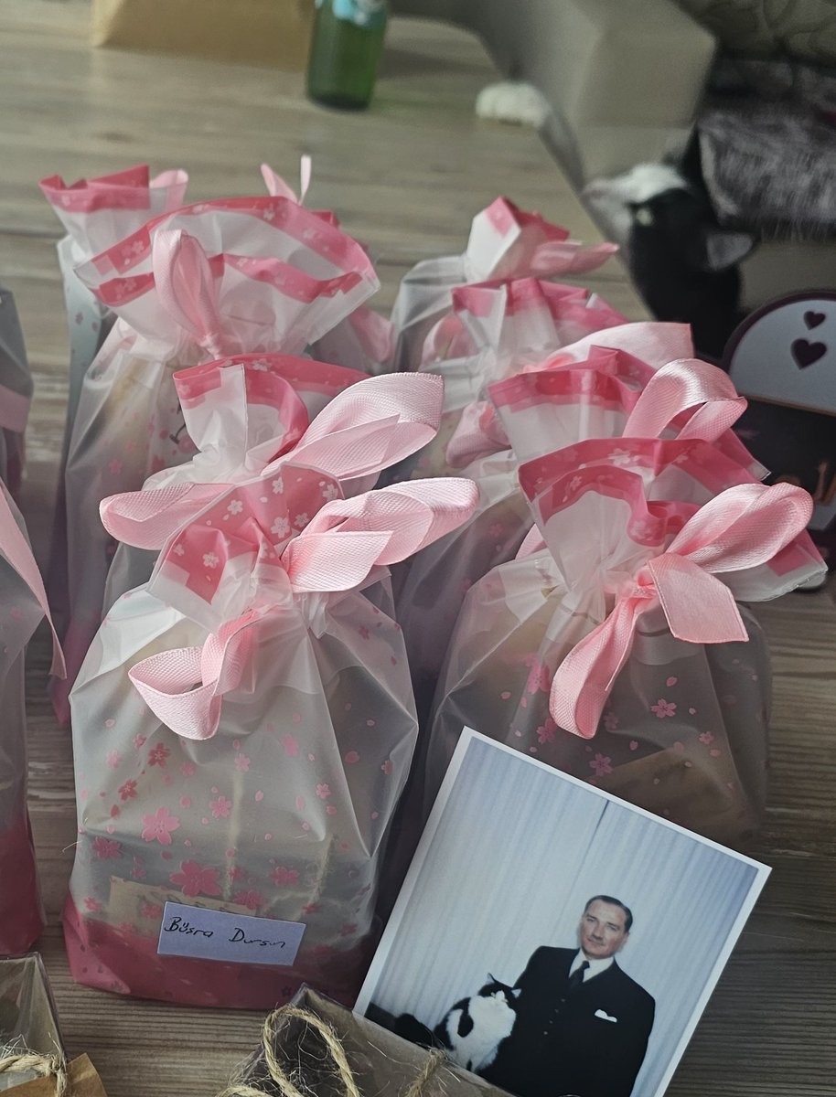 Meslektaşlarıma hazırladığım öğretmenler günü hediyelerim.🧿 Uzay eksik kalmasın diye ona da hediye hazırladık.🙉 
Öğretmenler günümüz kutlu olsun...🖤

#öğretmenlergünü #öğretmen #happyteachersday 🍀🍁