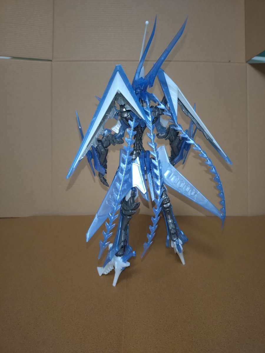 zatsupura144m's tweet image. #FSS_jp 
VSMS 破烈の人形完成しました。
目とDBB刀身のみ塗装のほぼ無塗装組み立てになります。
成型色が良い感じなのでこのカラーリングの透き通ったGTMとしても楽しめますね。
可動域も強度もまああるのですが何分大きく広がっている騎体ですので稼動時は要注意です。