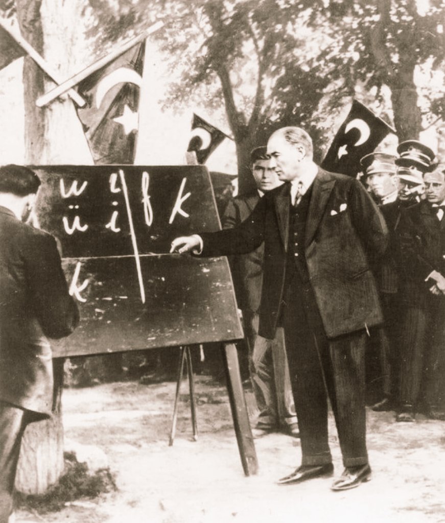 Başöğretmenimiz Mustafa Kemal Atatürk başta olmak üzere, tüm öğretmenlerimizin 24 Kasım Öğretmenler Günü’nü kutluyorum.
En çokta çocuklarımızı akademik başarıya yönlendirmeden önce iyi insan olmaları için gösterdiğiniz çabaya minnettarız...
#ÖğretmenlerGünü 
#24Kasım