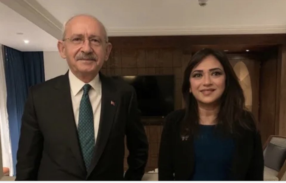 Kılıçdaroğlu’nun 2022’de İngiltere ziyaretinde Londra'da bir araya geldiği gazeteci görünümlü PKK propagandisti Amberin Zaman’ın yeni paylaşımları. 

Amberin Zaman, 2013'te FETÖ elebaşı Fethullah Gülen ile görüşmüş, "Gülen’i görmek tanımak istiyordum, soluduğu iklimi anlamak