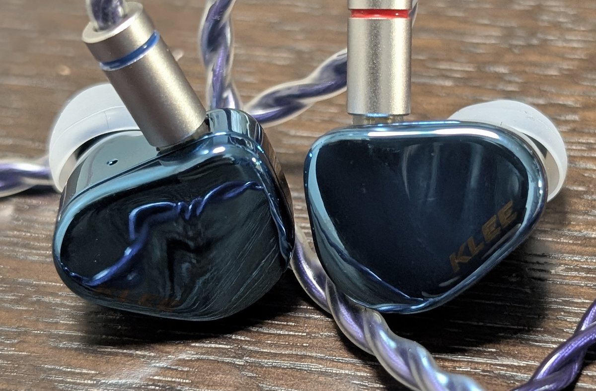 MNG
iBasso jr KLEE
同じiBassoということでDX340との相性が気になって買ったKLEE着弾です👍
この価格帯にしては珍しく(？)3.5と4.4の付け替え式！
あと筐体が金属で重めww
シルバーにしたらもっと反射してるんだろうな…
DK3001BDが届くまでの間こちらで楽しみます😋
#iBasso 
#iBassojr
#KLEE
