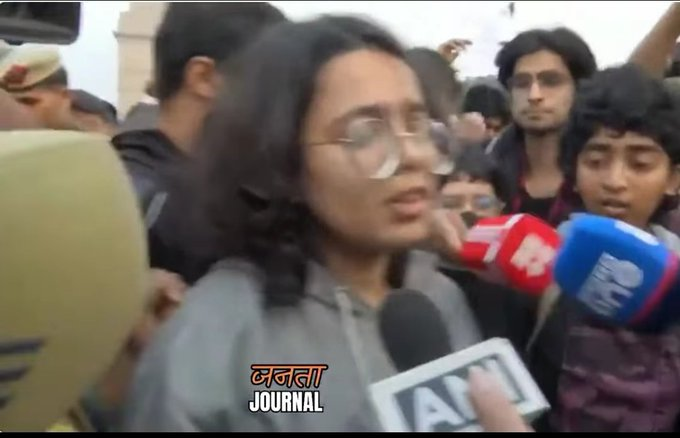इन JNU वाली नक्सलियों की प्रेमिकाओ पर 

देश द्रोह का मुकदमा दर्ज होना चाहिए