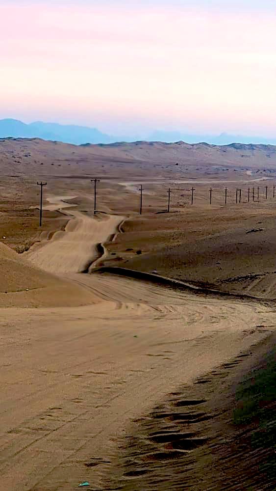 صحراء عسيلان في محافظة شبوة في اليمن تتحول إلى لوحة سوداء بسبب تساقط الأتربة البركانية بسبب ثوران بركان عفار في أثيوبيا و وصول الأتربة إلى اليمن.