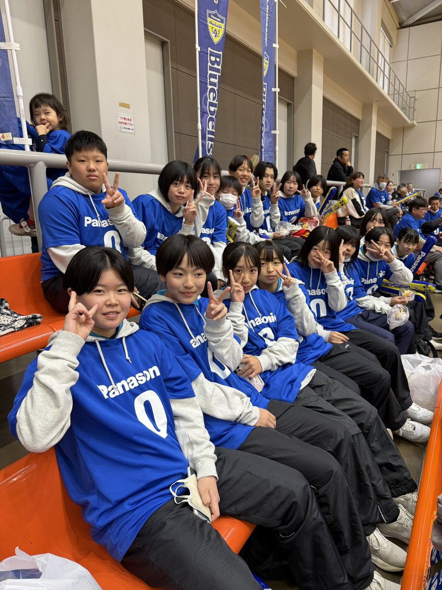JHS8_U14's tweet photo. 今日は、全総最終日🏐
クラブチームで、夏にお世話になったブルーベルズ🍐の応援に来ています😊

日本一を目指すチームとは、如何なるものか‼️
アップから徐々に身体を動かすかを目の当たりにして選手たちは何を学んだ���ろうか気になりますが、得るものはあったと思いたいですね😅 https://t.co/HHdMIEm5PZ
