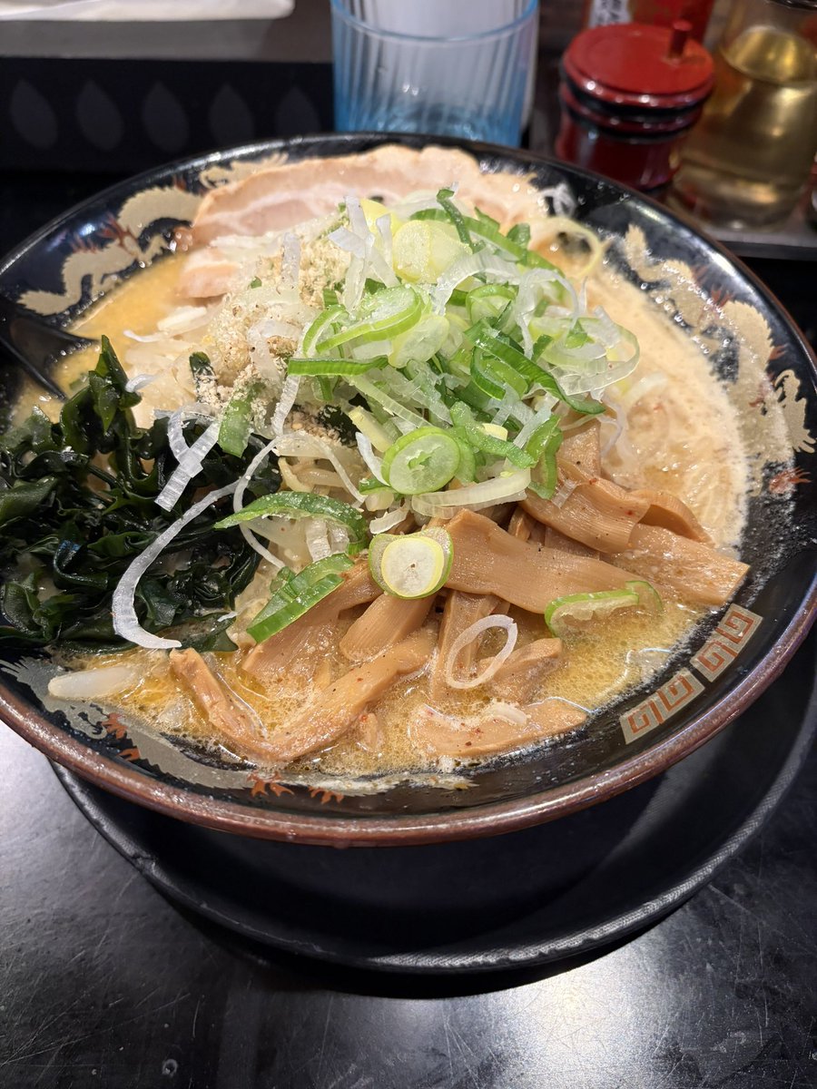 akr_trader's tweet image. 立川の北海道ラーメン味源に来ました。
味源は私の地元入間にもあったんで、懐かしくなってつい。
1080円なんでちょっと強気価格。