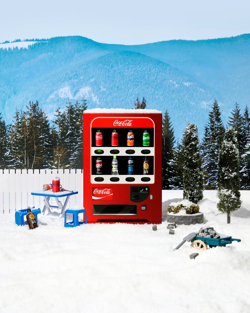 CocaCola_Korea's tweet photo. 코카-콜라의 다양한 브랜드 음료 총집합! 이 깜찍한 밴딩머신 뭐야?!

너무너무 소장하고 싶은
❤️코카-콜라 미니어처 키링 세트❤️ #한정판주의

게다가 추첨 경품이
스탠바이미 Go, 무선청소기 R9…?

이거 갤벤 아니고,
G마켓 메가브랜드위크 맞습니다

🥤기간: 11/24(월)~11/30(일) https://t.co/muvQhhqmxA