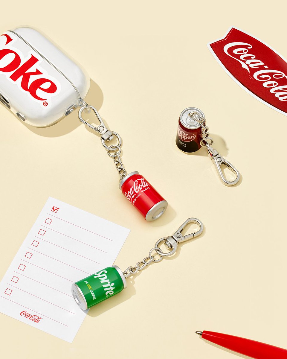 CocaCola_Korea's tweet photo. 코카-콜라의 다양한 브랜드 음료 총집합! 이 깜찍한 밴딩머신 뭐야?!

너무너무 소장하고 싶은
❤️코카-콜라 미니어처 키링 세트❤️ #한정판주의

게다가 추첨 경품이
스탠바이미 Go, 무선청소기 R9…?

이거 갤벤 아니고,
G마켓 메가브랜드위크 맞습니다

🥤기간: 11/24(월)~11/30(일) https://t.co/muvQhhqmxA