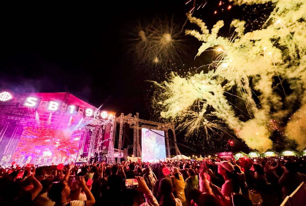 SB19Official's tweet image. Aurora Music Festival Cebu, daghang salamat sa inyo!

Sa kabila ng malakas na ulan, hinintay niyo pa rin kami Hanggang Sa Huli. Salamat sa walang humpay na pag-cheer sa amin. Magkita-kita tayo muli sa susunod, Cebu! 🫶✨