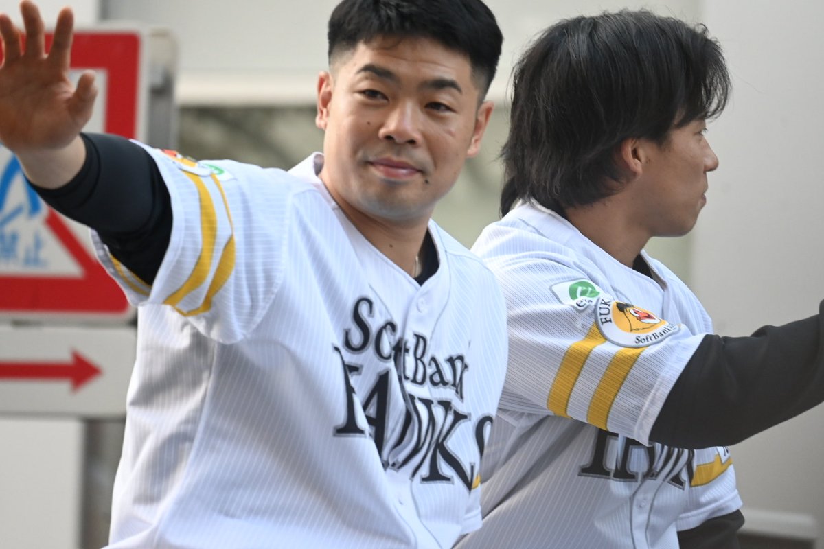 sjm_syr's tweet image. ホークス優勝パレード︎︎𓂃⟡.·

近ちゃん！！
可愛いんですが！！
来年も期待してます！！

2025.11.24

#sbhawks 
#近藤健介 選手