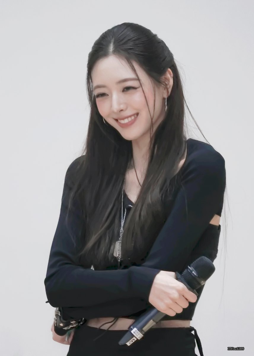 ITYou1209's tweet image. 😙

#유나 #YUNA #ITZY 
#TUNNELVISION 251122 미니팬미팅