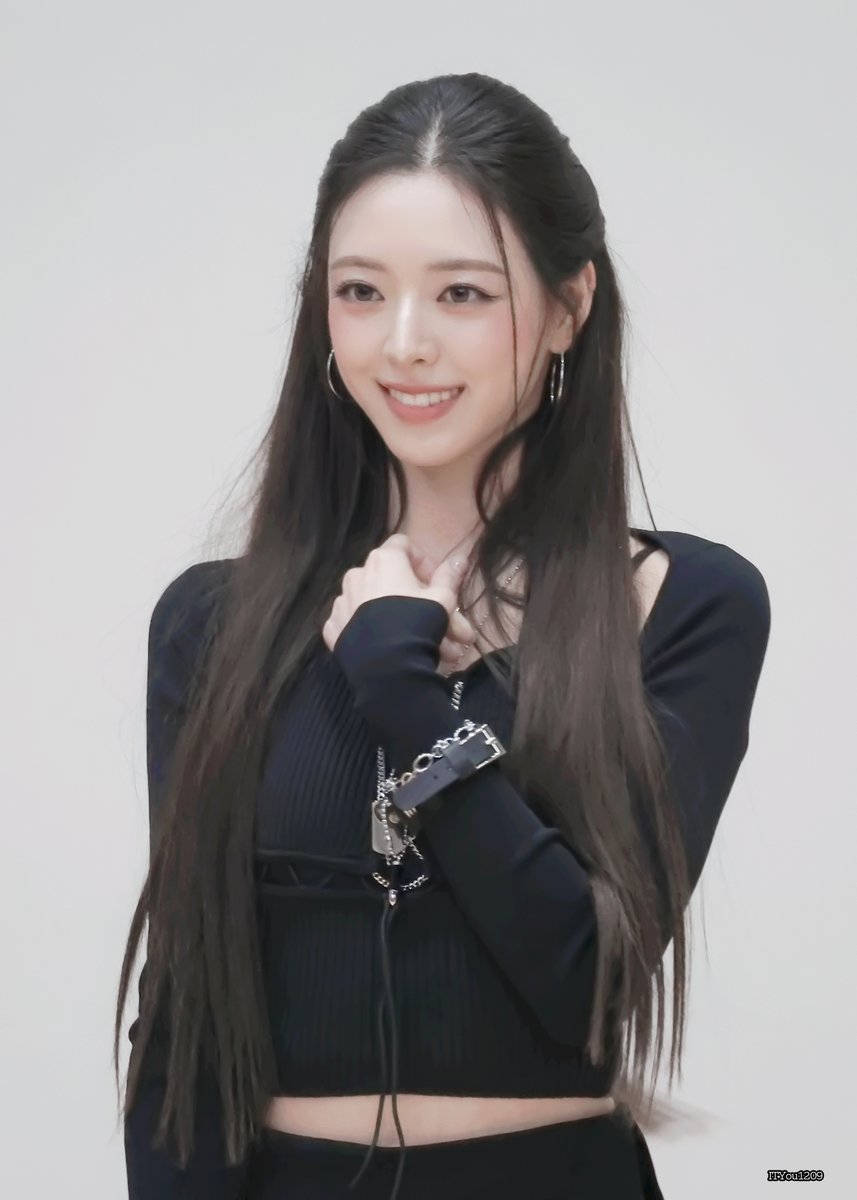 ITYou1209's tweet image. 😙

#유나 #YUNA #ITZY 
#TUNNELVISION 251122 미니팬미팅