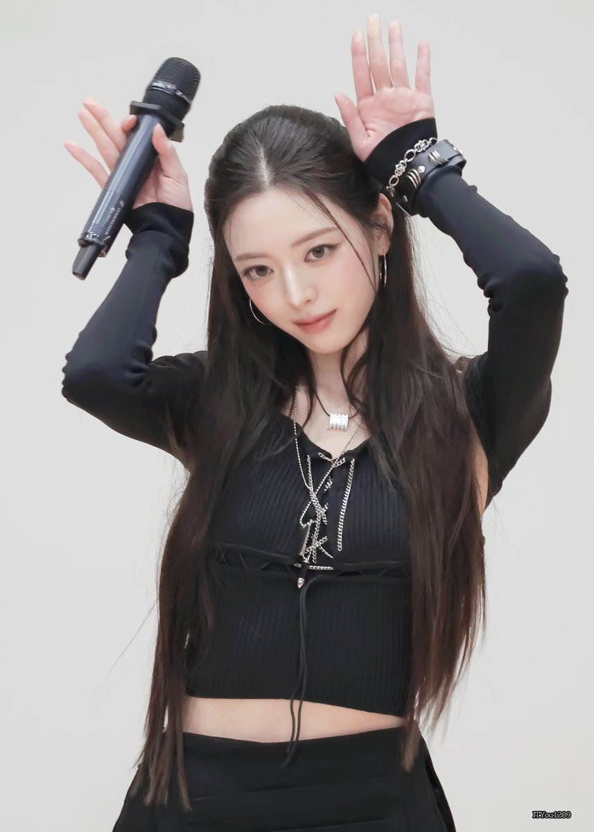 ITYou1209's tweet image. 😙

#유나 #YUNA #ITZY 
#TUNNELVISION 251122 미니팬미팅