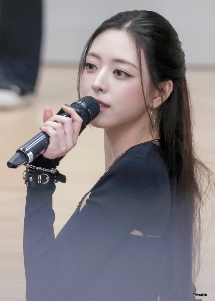 ITYou1209's tweet image. 😙

#유나 #YUNA #ITZY 
#TUNNELVISION 251122 미니팬미팅