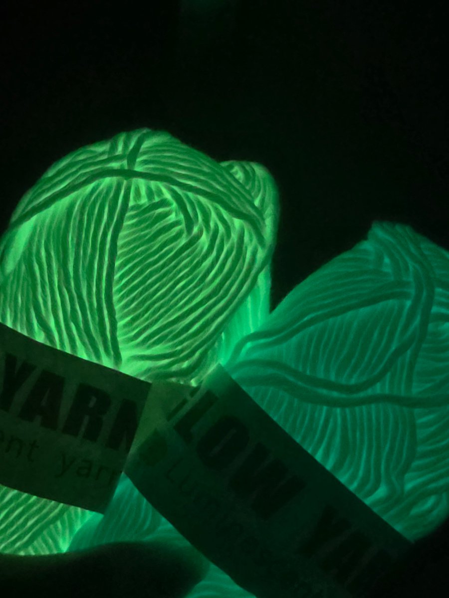 hook_h_'s tweet image. 야광실 주문하고 그냥 형광색 느낌이겠지했는데
진짜 발광하는 야광입니다 
사진보다 더 밝게 나와요