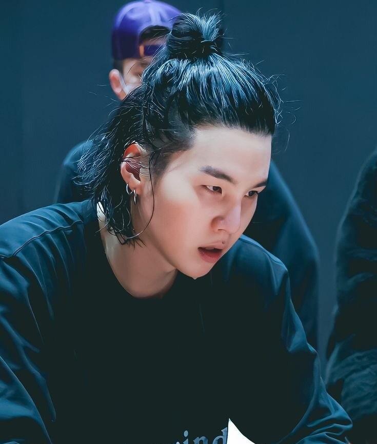 sakinayoongi's tweet image. YOONGI UPDATE IN PONYTAIL HAIRSTYLE!