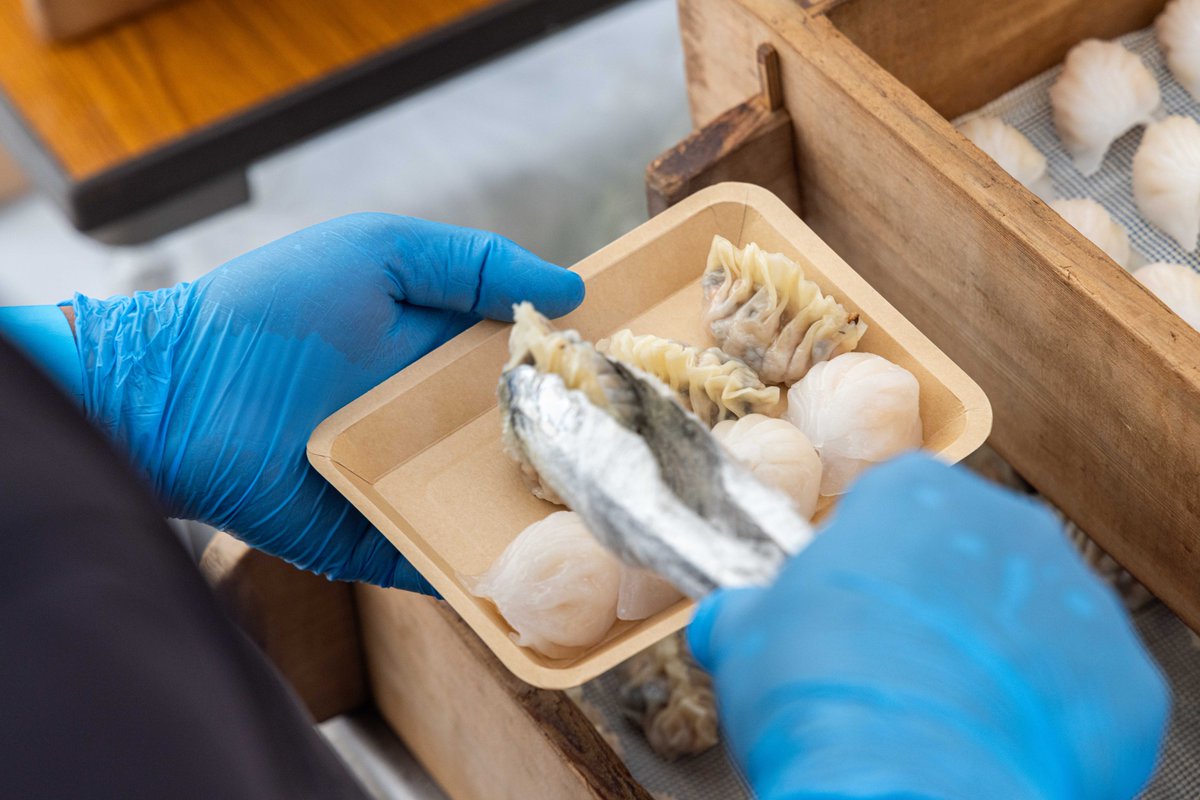 夜は20:00まで開催しております💁
クラフト餃子フェスOSAKAは本日まで！
夜は冷え込むので暖かくしてお越しくださいね🥟🍂
美味しい餃子とお待ちしております🥟🥟