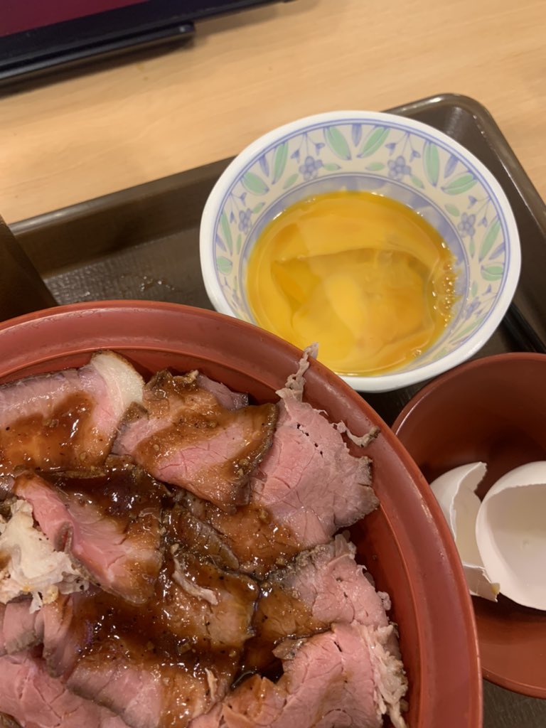 生卵、ローストビーフ、わさび
これ漏らしそうな要素多いね