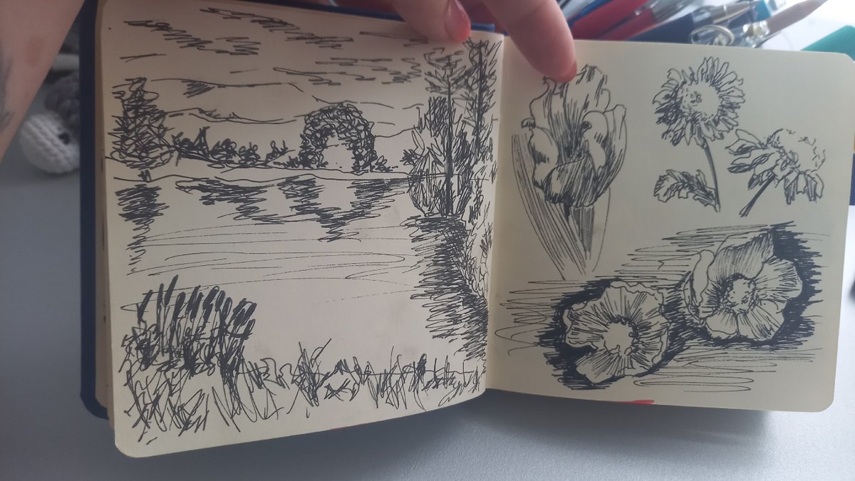 yagami_dairu's tweet image. How do you deal with the blues? I&apos;m trying to turn off my brain and just write something on my sketchbook.  This helps me fight impostor syndrome. After all, I&apos;m not that bad at drawing.
#drawing #sketchbook #tradition #graphics #liners