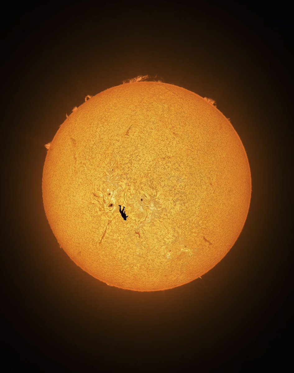 MrWebTV's tweet photo. Solnedgång 2.0. 🤯

För att astrofotografen Andrew McCarthy skulle lyckas fånga fallskärmshoppare Gabriel Brown på bild när han passerade framför solen behövde stjärnorna stå rätt.

1/2 https://t.co/kZ2P0de92Y
