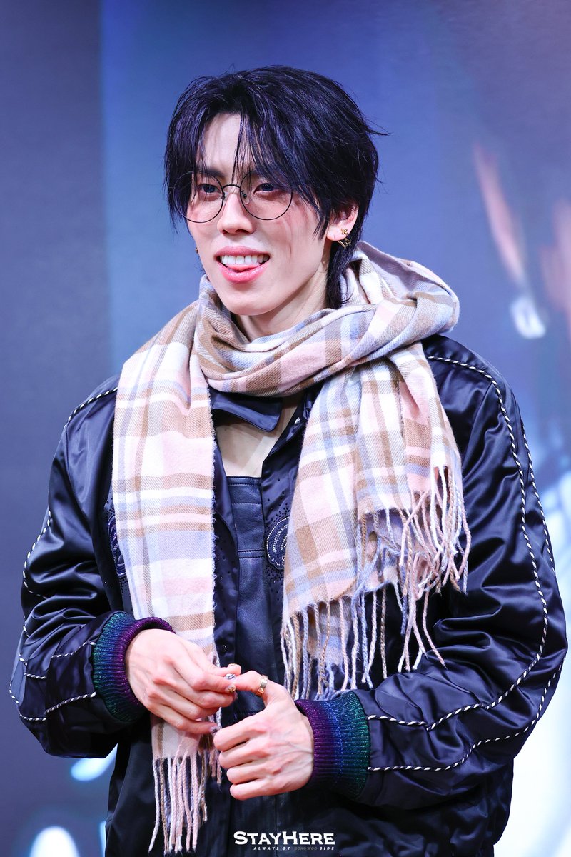 dw_stayhere's tweet image. 251121 Ktown4U 장동우 솔로팬싸

힌들다…🫠
넘 예뻐서 곤란하네…🫠🫠

#인피니트 #장동우 #동우 #또또 #INFINITE #DongWoo #JangDongWoo
#솔로 #컴백 #AWAKE
#SWAY #SWAY_Zzz
#동우_수제앨범_SWAY_top100