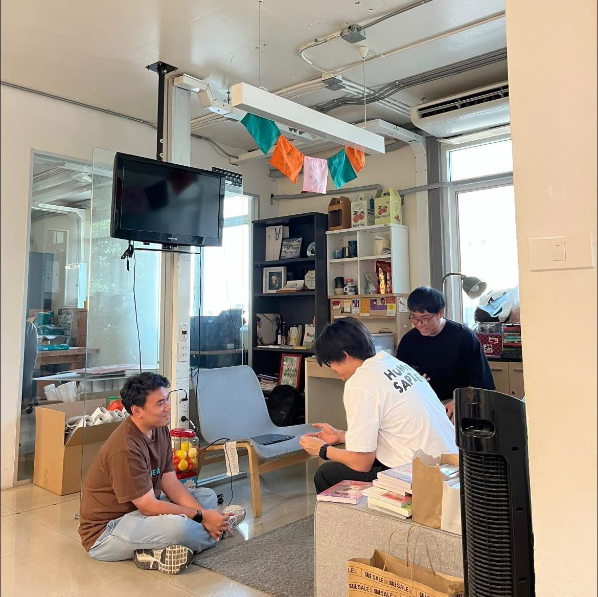 salmonsay's tweet image. นักอ่าน: ยังทวงต้นฉบับ UC4 อยู่อีกเหรอ
ทีมแซลมอน: ตลอดไป

#Salmonbooks #UntitledCase #ยชธัญ #เป็นแฟนลิเวอร์พูลต้องอดทนแต่เป็นคนทวงuc4อดทนกว่า