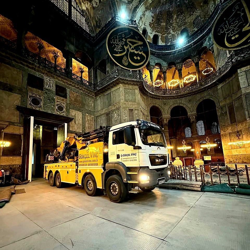 Ayasofya'da vinç...