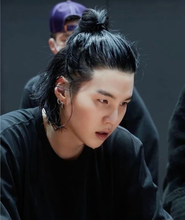 DataAgustD's tweet image. Are we emotionally ready for long-haired Yoongi? 🥹😭

WE LOVE YOU YOONGI
OUR LOTUS FLOWER MIN YOONGI 
#SUGA #슈가 #방탄소년단슈가 
#방탄소년단 @BTS_twt