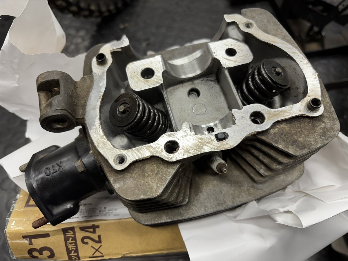 n4t2f's tweet image. ヤフオクで落札したXR200Rくんの中古マニホールドが来た！😂
新品は出ないし、中古も単品ではなかなか出て無いので中古ヘッドに付いてるのごと落札した😊