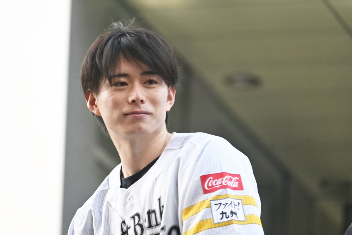 sjm_syr's tweet photo. ホークス優勝パレード︎︎𓂃⟡.·

エグすぎ…男前すぎる🤦‍♀️
目の保養🫶🏻️ ̖́-

2025.11.24

#sbhawks 
#川口冬弥 選手 https://t.co/Cdn0Fpz7RE