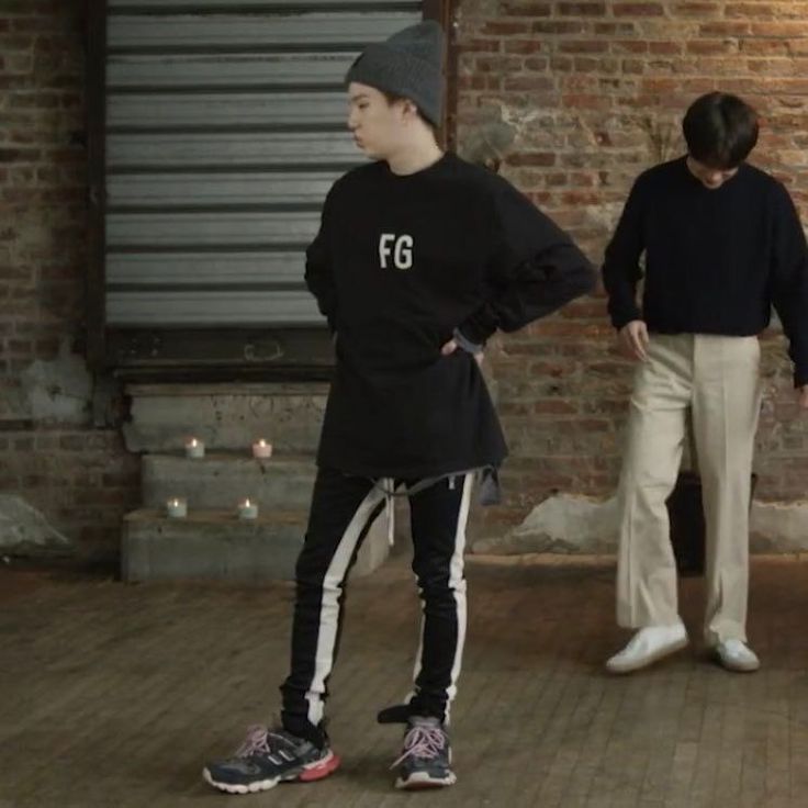 urmisope's tweet photo. Yoongi hitting the pregnant lady pose WE ARE SO BACK https://t.co/beEW5jSZnA