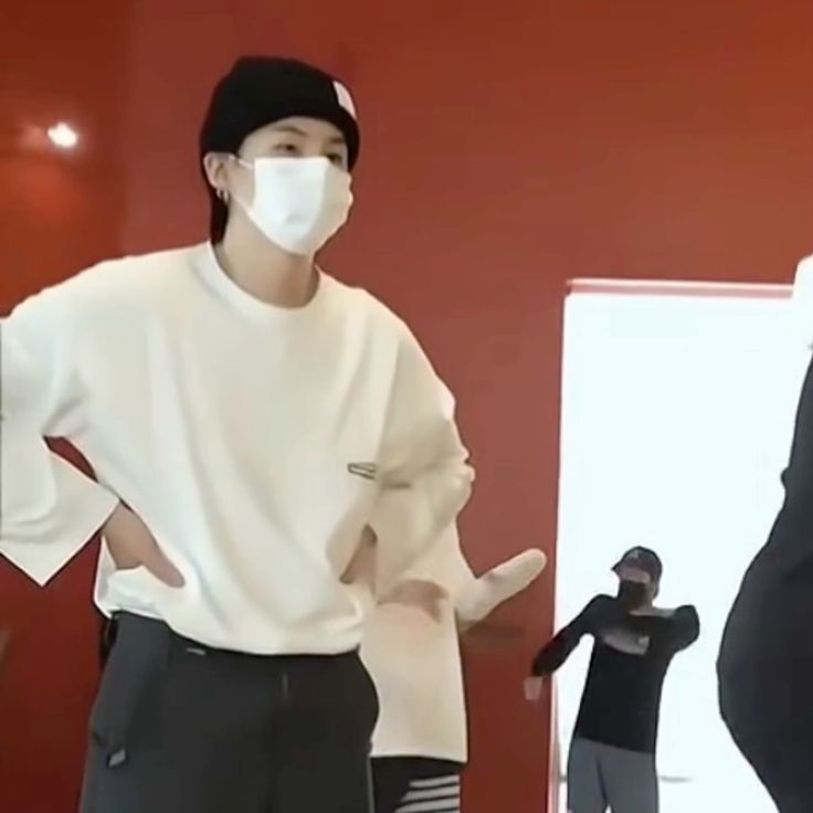 urmisope's tweet photo. Yoongi hitting the pregnant lady pose WE ARE SO BACK https://t.co/beEW5jSZnA