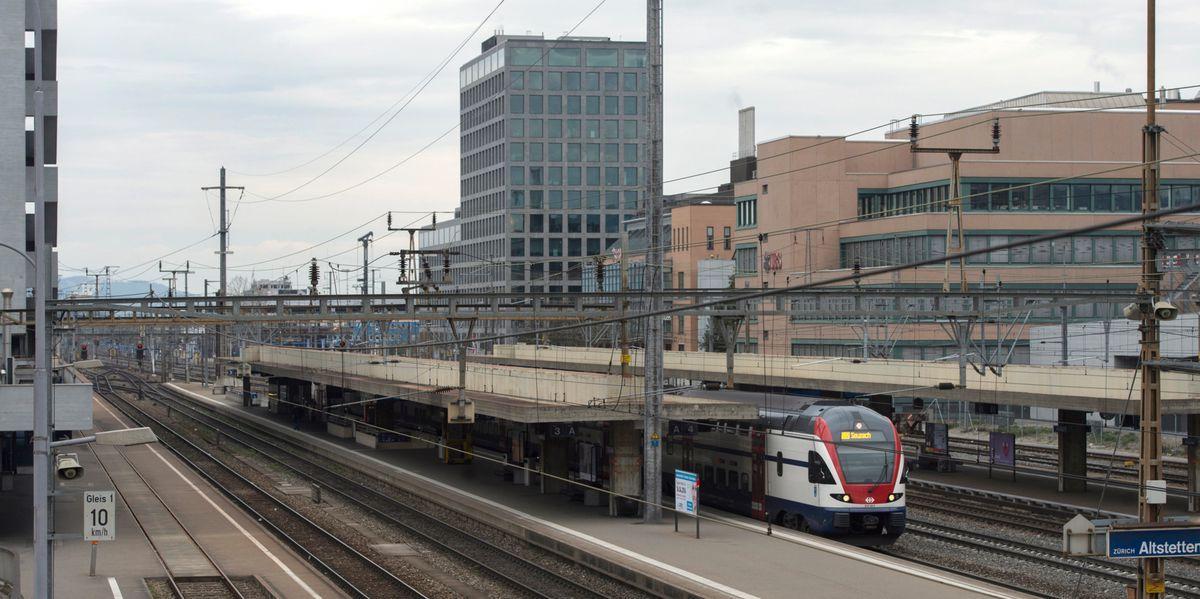 Die Linien S5 und S14 fallen zwischen Zürich Altstetten und Urdorf aus. Wer nach Zürich will, muss einen grossen Umweg in Kauf nehmen. tagesanzeiger.ch/altstetten-sto…