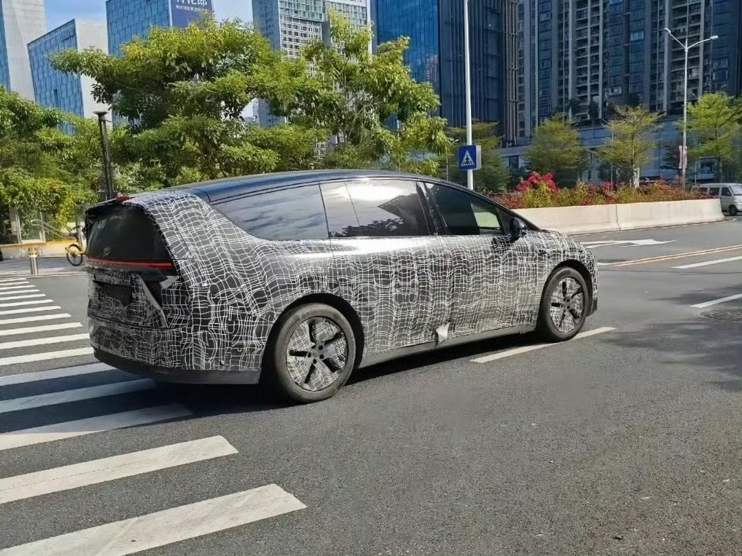 DriveGreen80167's tweet photo. Suspected Li Auto i9 spy shots 😏
#LiAutoi9 $lin https://t.co/6joP4C5WEP