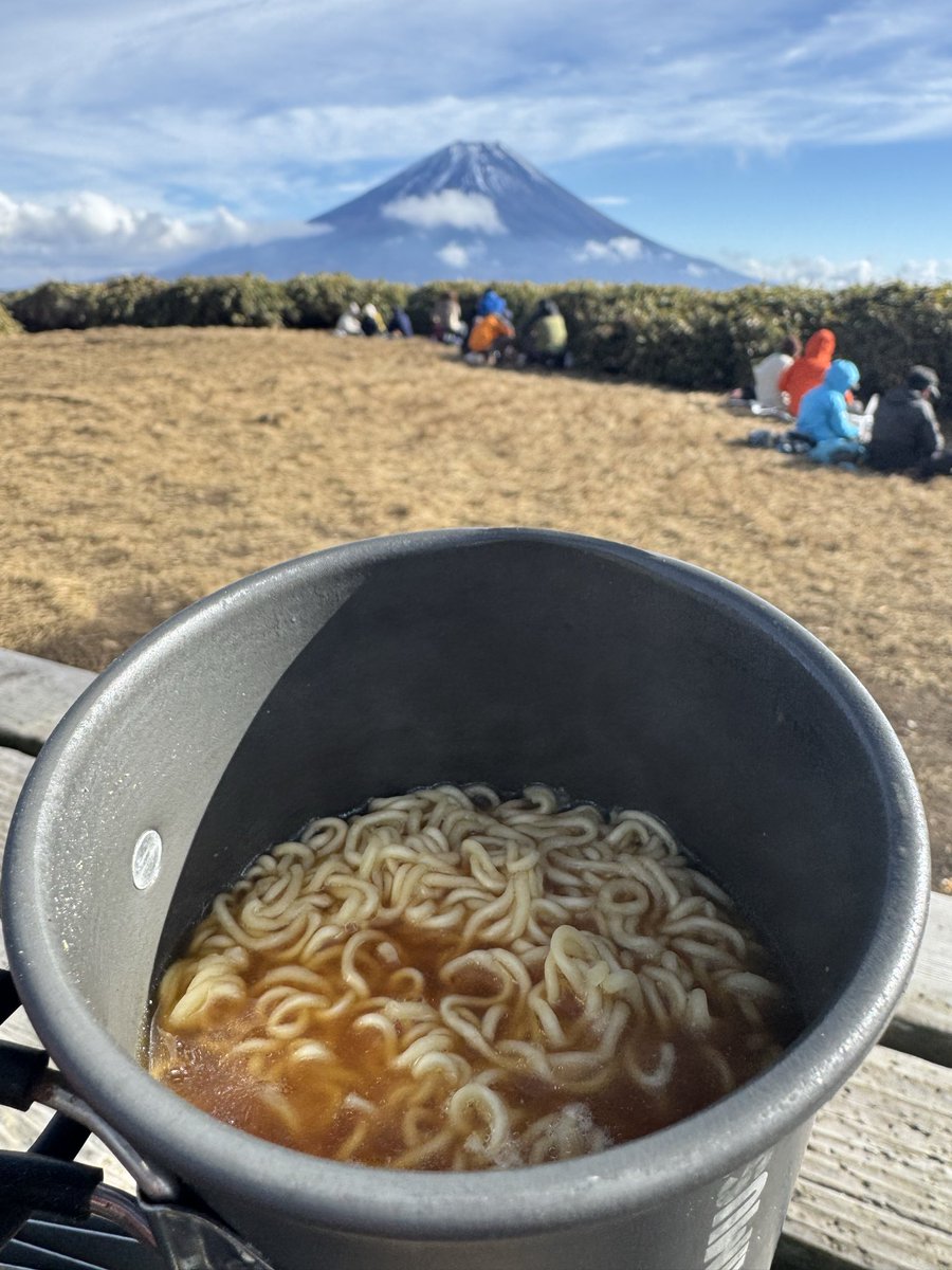 misotabi's tweet photo. コテージキャンプ→登山

大好きな富士山眺望が素晴らしい
竜ヶ岳へ！！
山頂ラーメン美味しすぎる🤤🤤🤤

キャンプ中の星空きれいだったな〜

#竜ヶ岳
#登山
#富士山 https://t.co/dsy5U3bUXh
