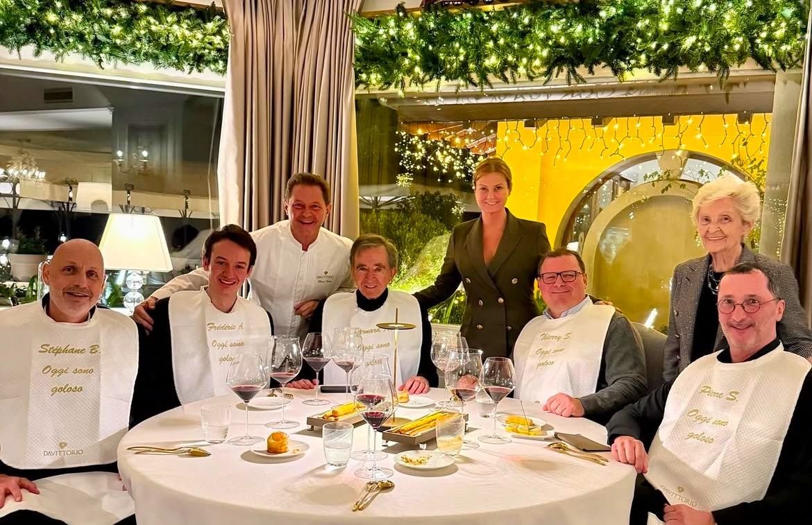 dokodemoikiru's tweet image. 伊のレストランでLVと協力関係にあるDa VittorioがPostした、LVMHの総帥とPatek Philippe CEOが並んで食事をする写真。こういう写真だけが元で、すわ、買収か!?、という噂が駆け巡ることになる。