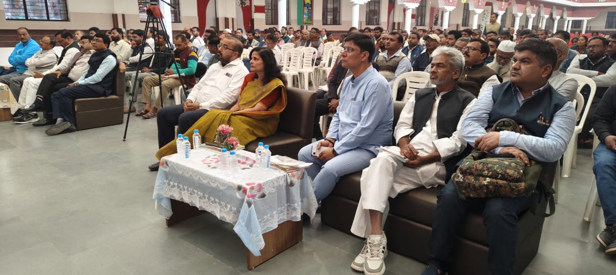 भारतीय शिक्षा बोर्ड के कार्यकारी अध्यक्ष डॉ. एन.पी. सिंह, आई.ए.एस. (सेवानिवृत्त), देश के अलग-अलग भागों में शिक्षा के भारतीयकरण को लेकर व्यक्तिगत रूप से वार्ता कर रहे हैं।

इसी क्रम में उन्होंने मऊ में अनेक प्रधानाचार्यों और शिक्षकों के समक्ष विस्तार से बातचीत की।