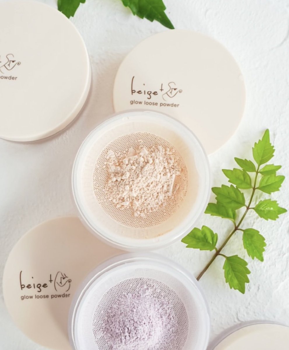 ov3ivOOtVVksuJL's tweet image. 『ベージュプラス グロウルースパウダー】
＜フェイスパウダー＞カラー:ペールライラック💜ベースメイクの仕上げにふんわりと肌にのせるだけ！！肌の凸凹や毛穴をカバー❣️ メイク崩れ防止に😊#beigeplus  #ベージュプラス　#グロウルースパウダー　@beigeplus_cosmetics