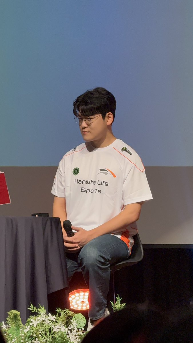nekoyusi's tweet photo. 옆테의 악마 재강림
웃는 게 참 예뿌심
그리고 한화생명 유니폼 너뮈 잘 어울려요
완전 고냥이가 따로 없음 https://t.co/5dgUCt06eO