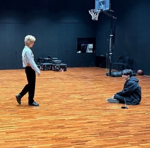 yoonjimbles's tweet image. whatever bird seductive dance is happening here i&apos;m all for it