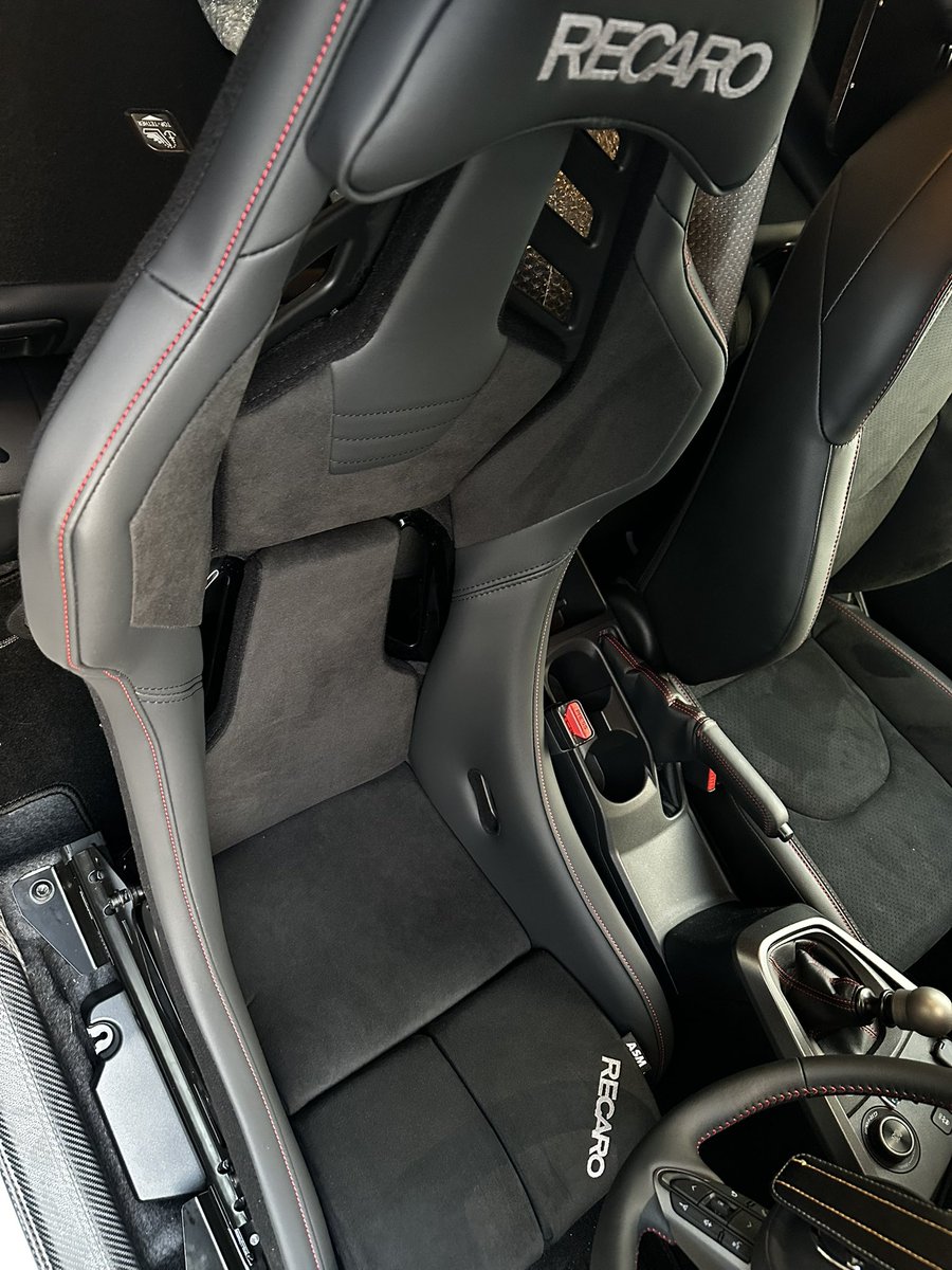 gai_san_papa's tweet image. 人生初のシートチェンジ‼️ASM限定のRSS導入‼️
らておさん@rate_fl5 の推理素晴らしいです😄シュウヘイさん@2000GT007 も予想通りかと‼️😆
視点が高いGRヤリスには効果絶大‼️こんなに運転し易くなるとは…驚きました。視点が低くなり、視野は狭くなったので運転は慎重に😐
#RSS #RECARO #ASM