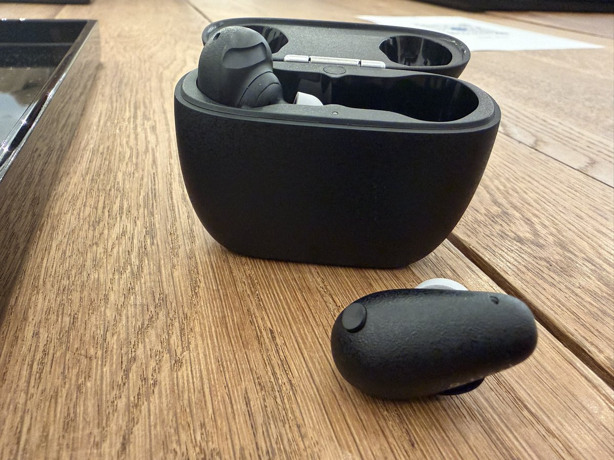 pillowshead's tweet image. TONALITE試聴体験会に参加してきました。
アプリで頭部をスキャンするといった試みが面白い。そして手軽にできるのがすごい。
スキャン後のTONALITEで再生したところ、普段は自分の中で意識的にフォーカスしないと聴き取りづらい音も聴き取りやすい、輪郭がくっきりしているように感じました。
#final