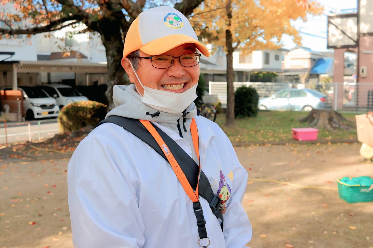 tanakatakeshi's tweet image. 今日の公園マルシェで撮っていただいた写真を送っていただきました。

いつも、これくらい自然にニコニコしていたいですね〜。

ありがとうございます😊。

かん太との散歩の際に、珍しく影に「誰？」って反応していました…🐾。

#質実剛健
#田中健
#未来共創
#地域密着