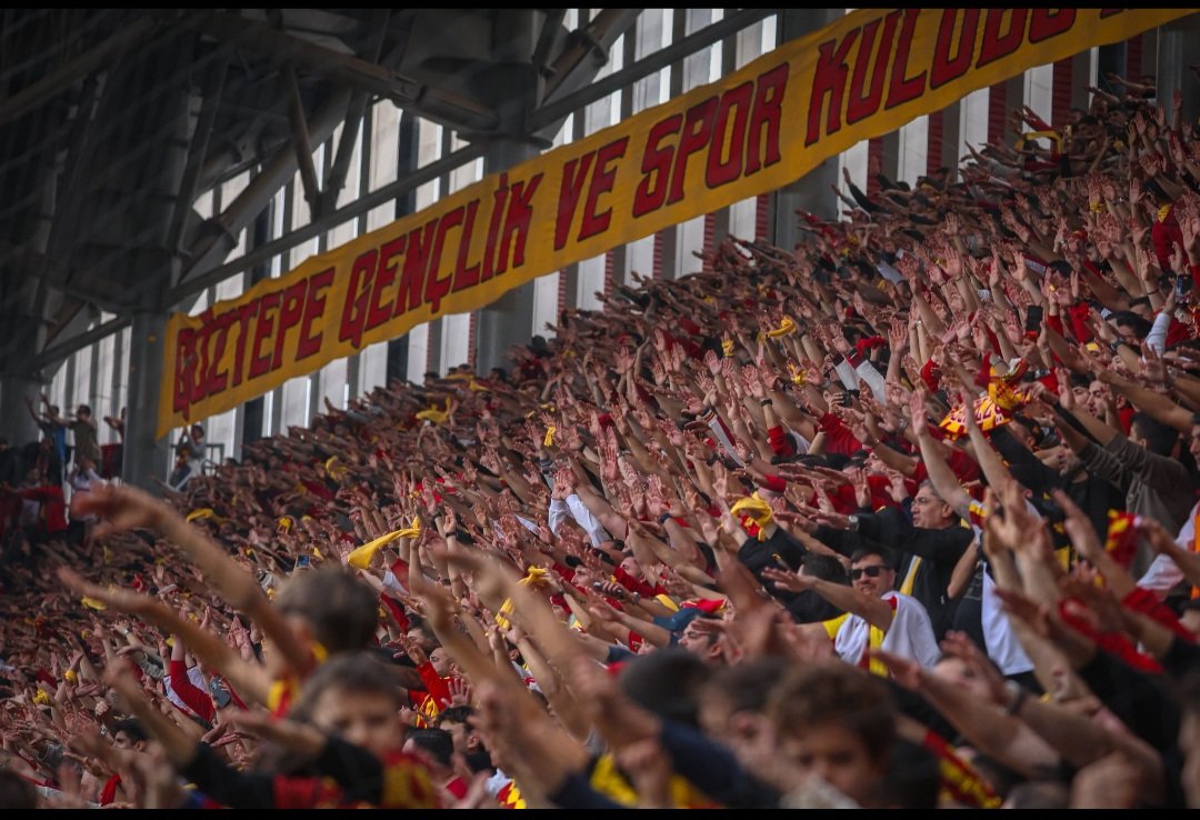 Ne Anadolu'nun abisiyiz, ne de kimsenin babasıyız...İstanbul hegemonyasına başkaldıran 
Göztepe Gençlik ve Spor Kulübünün neferleriyiz. Boş argümanlarla akılsızca yazıp çizip komik duruma düşüyorsunuz, bilen biliyor Göztepe tribünlerinin ölüsü alayınıza yeter...